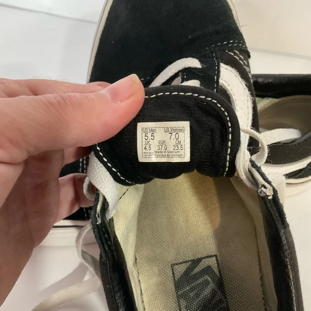 VANS Old Skool Black White Mens 5.5 Women’s 7 Lace-Up Sneakers; White Soles